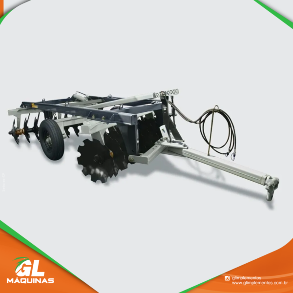 – Indicada para trabalhos de preparação de solo para o plantio de cereais, renovação de pastagens, construção e pavimentação de rodovias. O equipamento possui pistão hidráulico, interligado aos pneus, para o auxílio no transporte, manobras e controle da profundidade de trabalho. A estrutura de grande resistência, projetada para trabalhos árduos, mantém a estabilidade ideal; com penetração uniforme em qualquer tipo de solo. Possui diversas configurações como: tamanho de discos, espaçamento entre discos, tipos de mancais, tamanhos de rodeiro, seção de corte e etc. Entre em contato conosco e um especialista irar auxiliá-lo na escolha do equipamento ideal que atenderá suas necessidades.